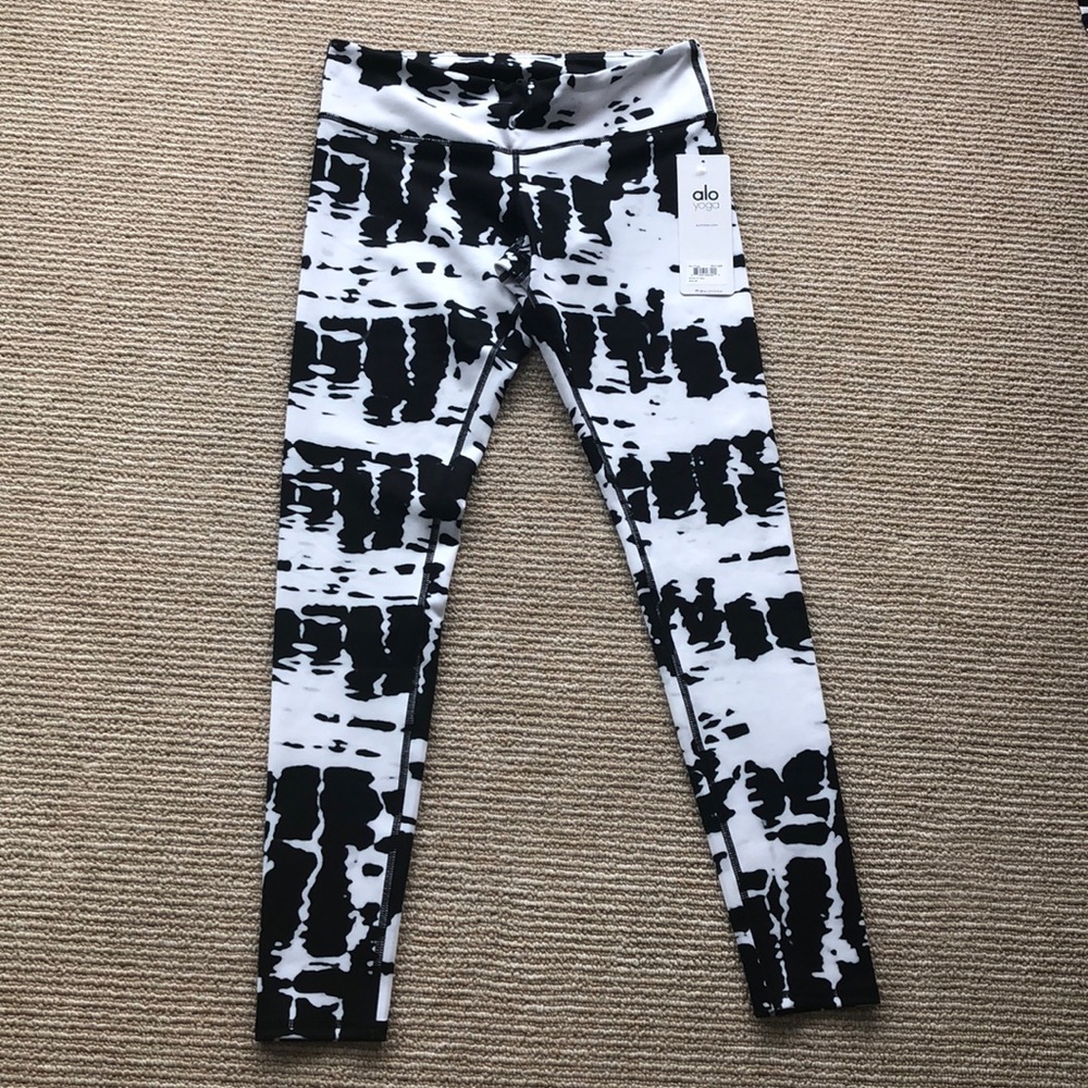 Black and white ALO yoga yoga pants